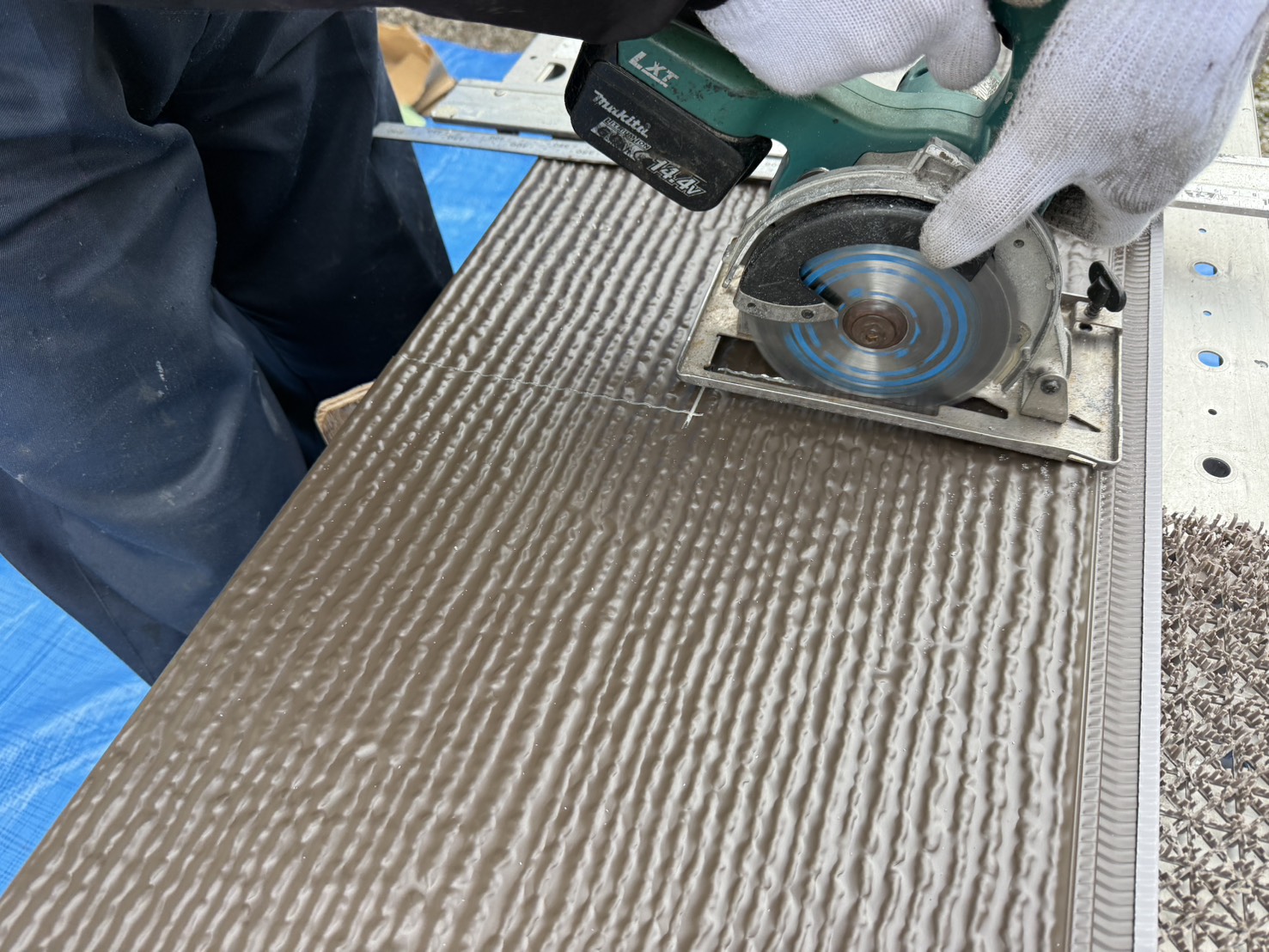 金属サイディング材の加工と切断